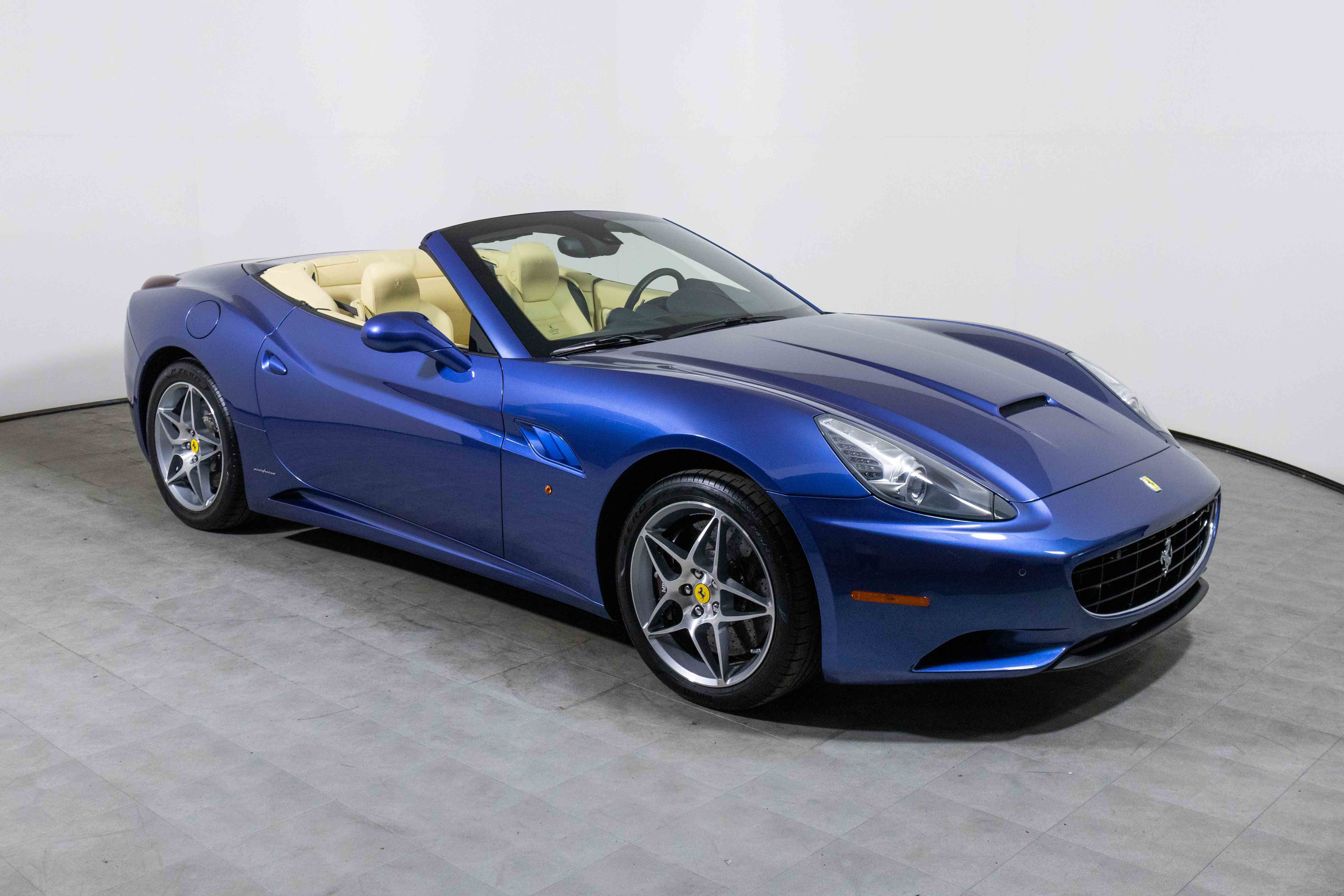 Used 2010 Ferrari California image 3