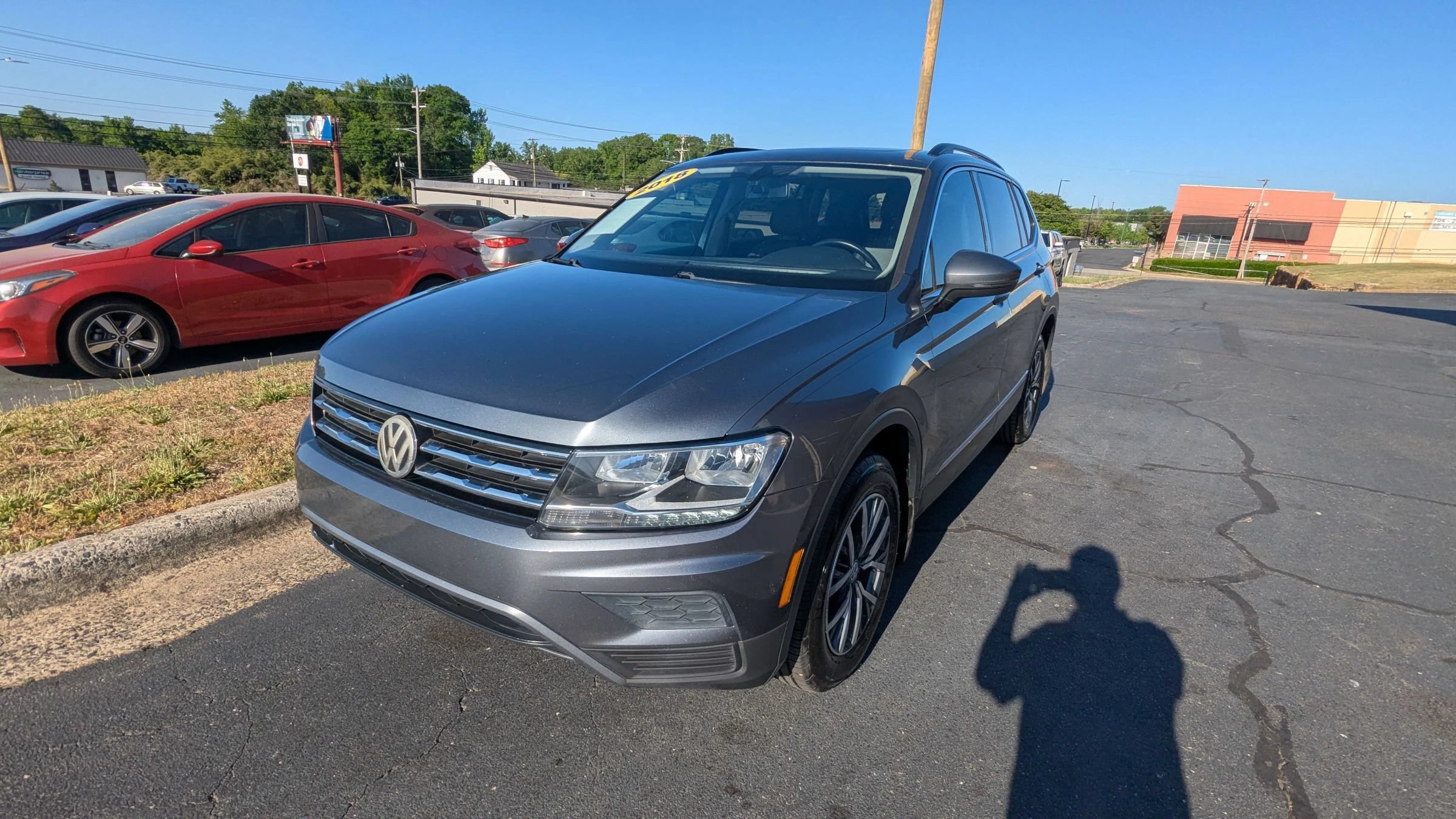 Used 2018 Volkswagen Tiguan SE w/ Panoramic Sunroof Package AWD/4WD image 3