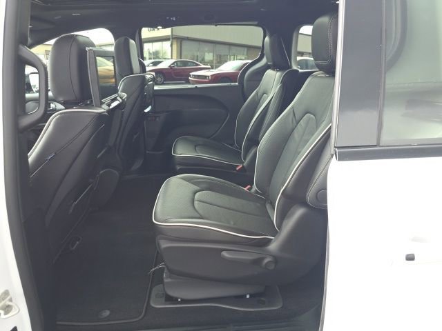 Used 2026 Chrysler Pacifica Premium image 35