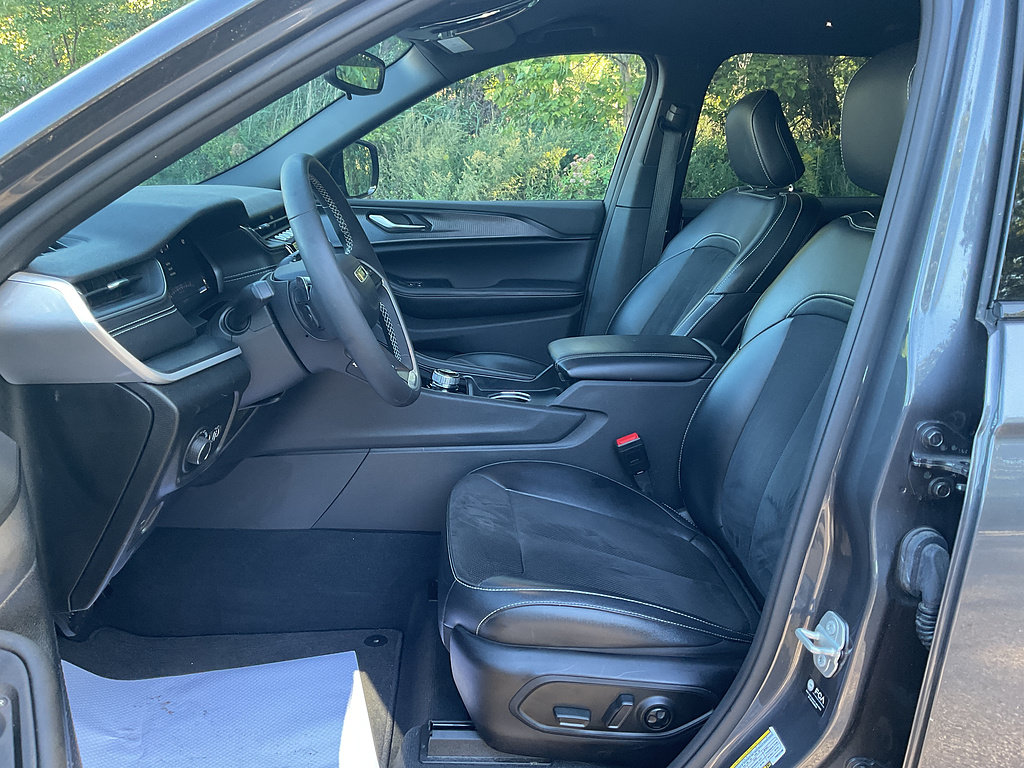 Used 2023 Jeep Grand Cherokee L Laredo AWD/4WD image 8