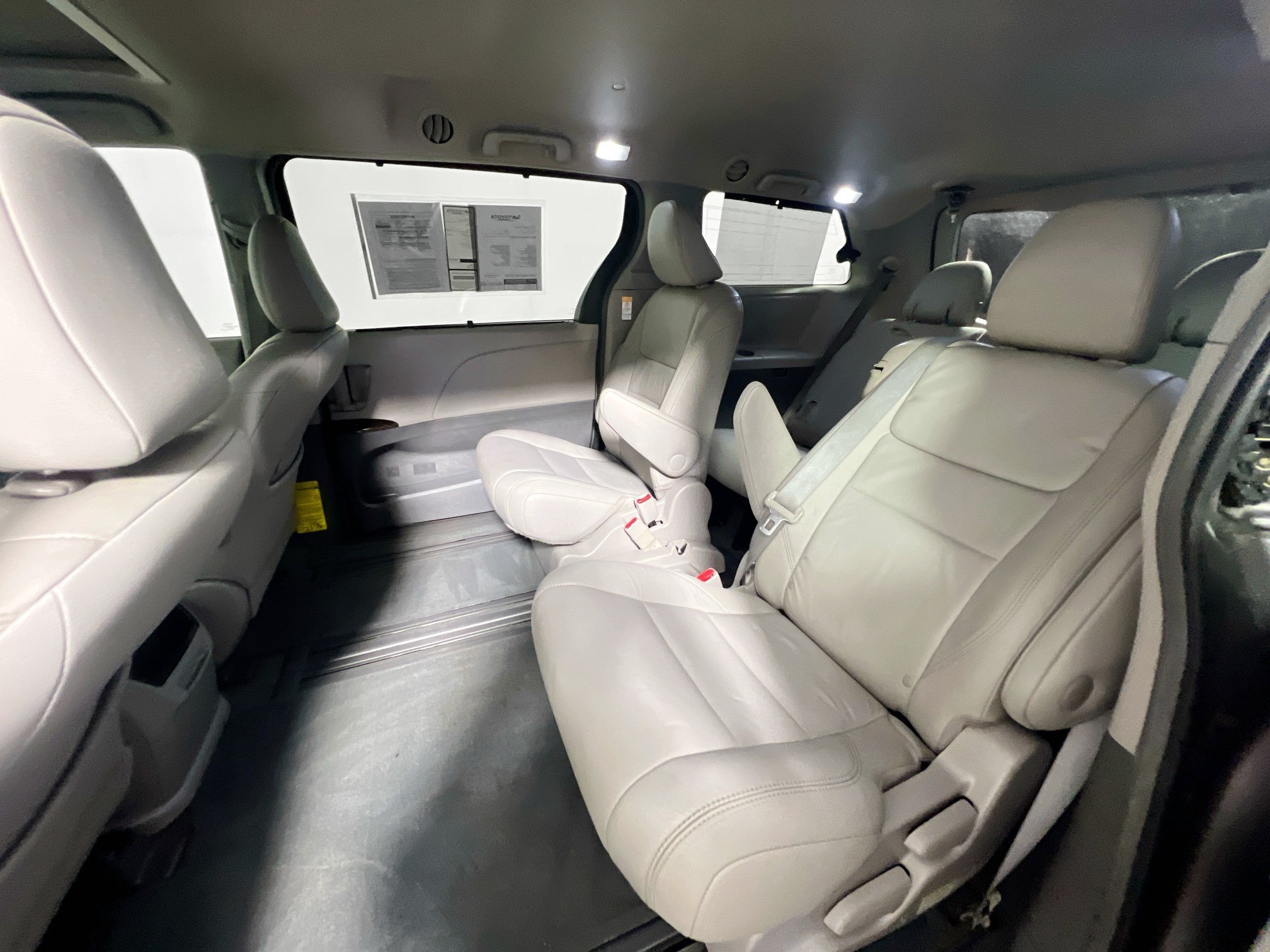 Used 2015 Toyota Sienna XLE w/ XLE Navigation Package FWD image 28