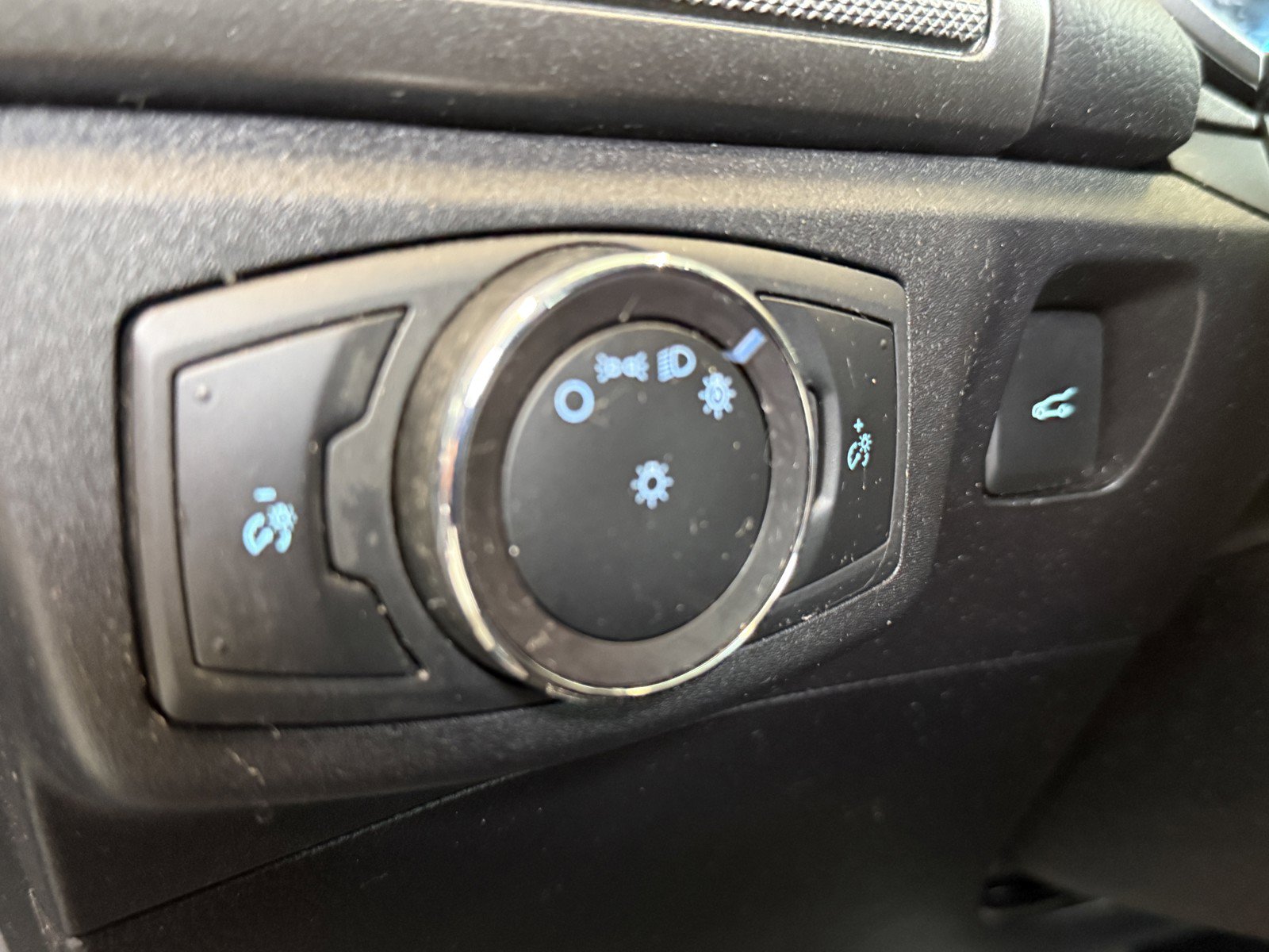 Used 2020 Ford Fusion SE FWD image 24