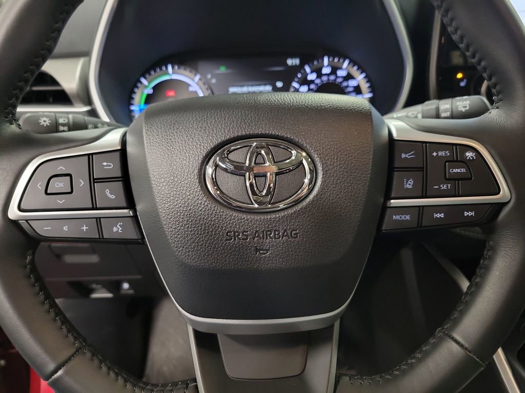 Used 2025 Toyota Highlander XLE image 19