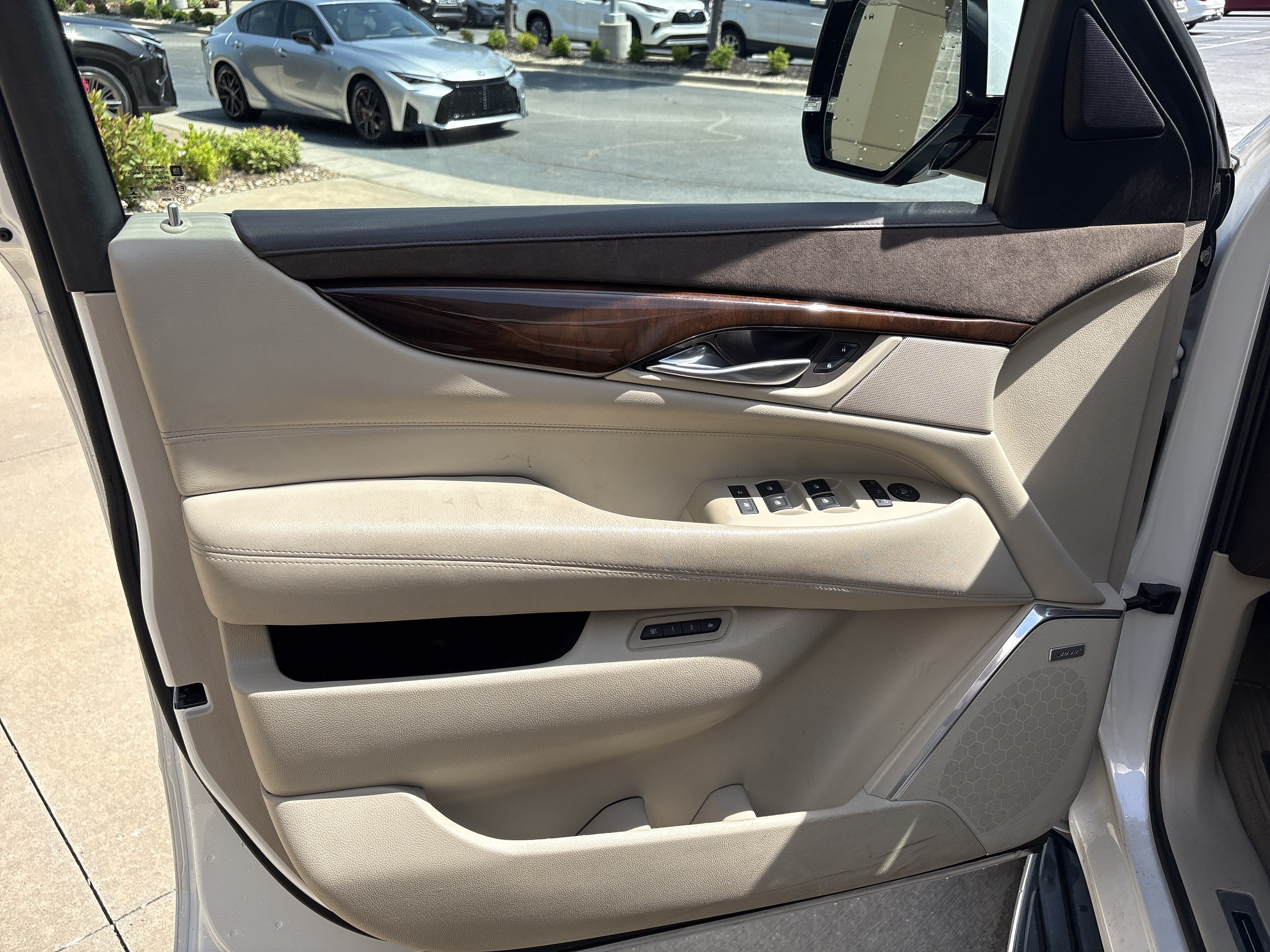 Used 2017 Cadillac Escalade Luxury AWD/4WD image 14