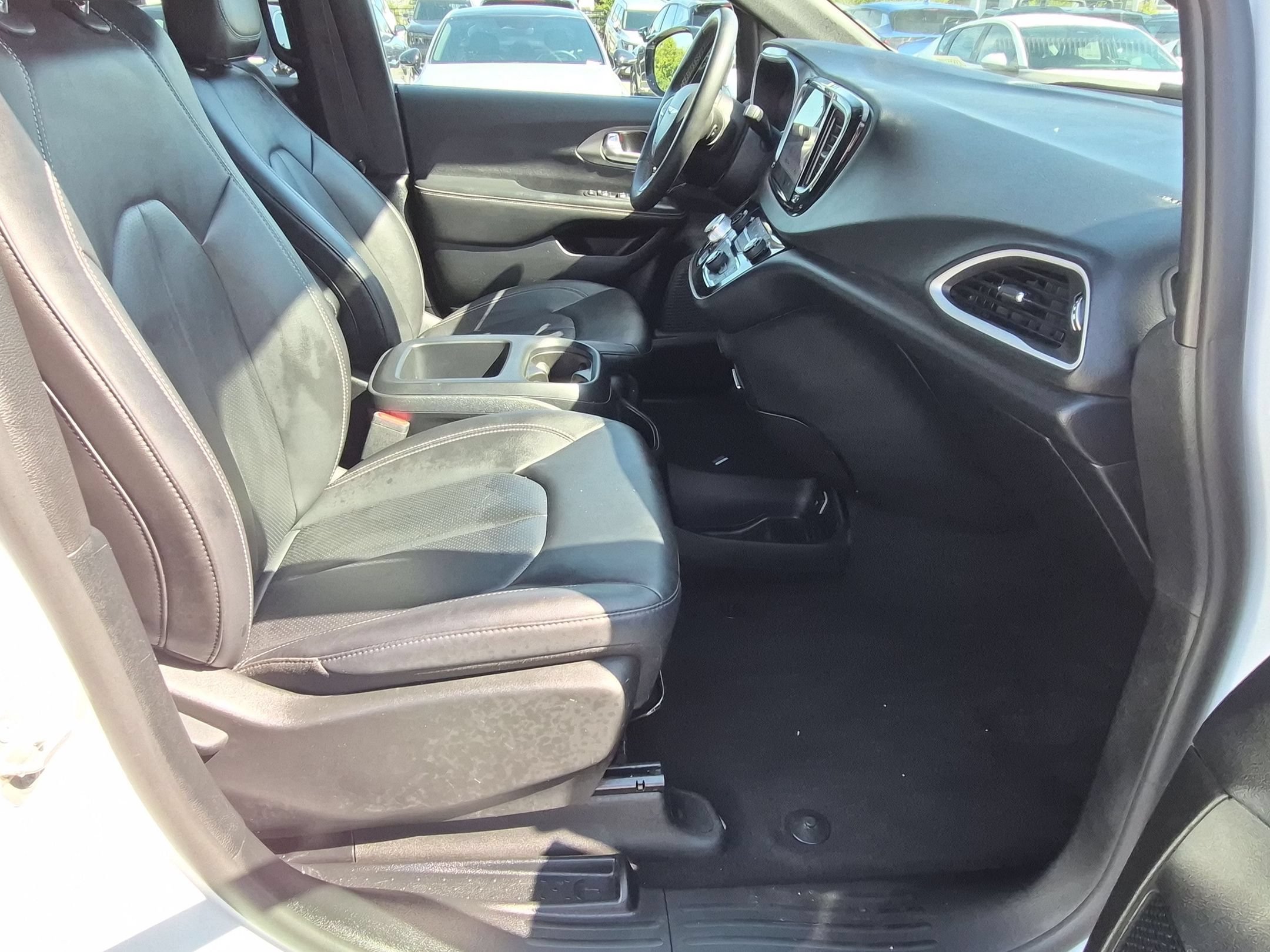 Used 2025 Chrysler Pacifica Select FWD image 35
