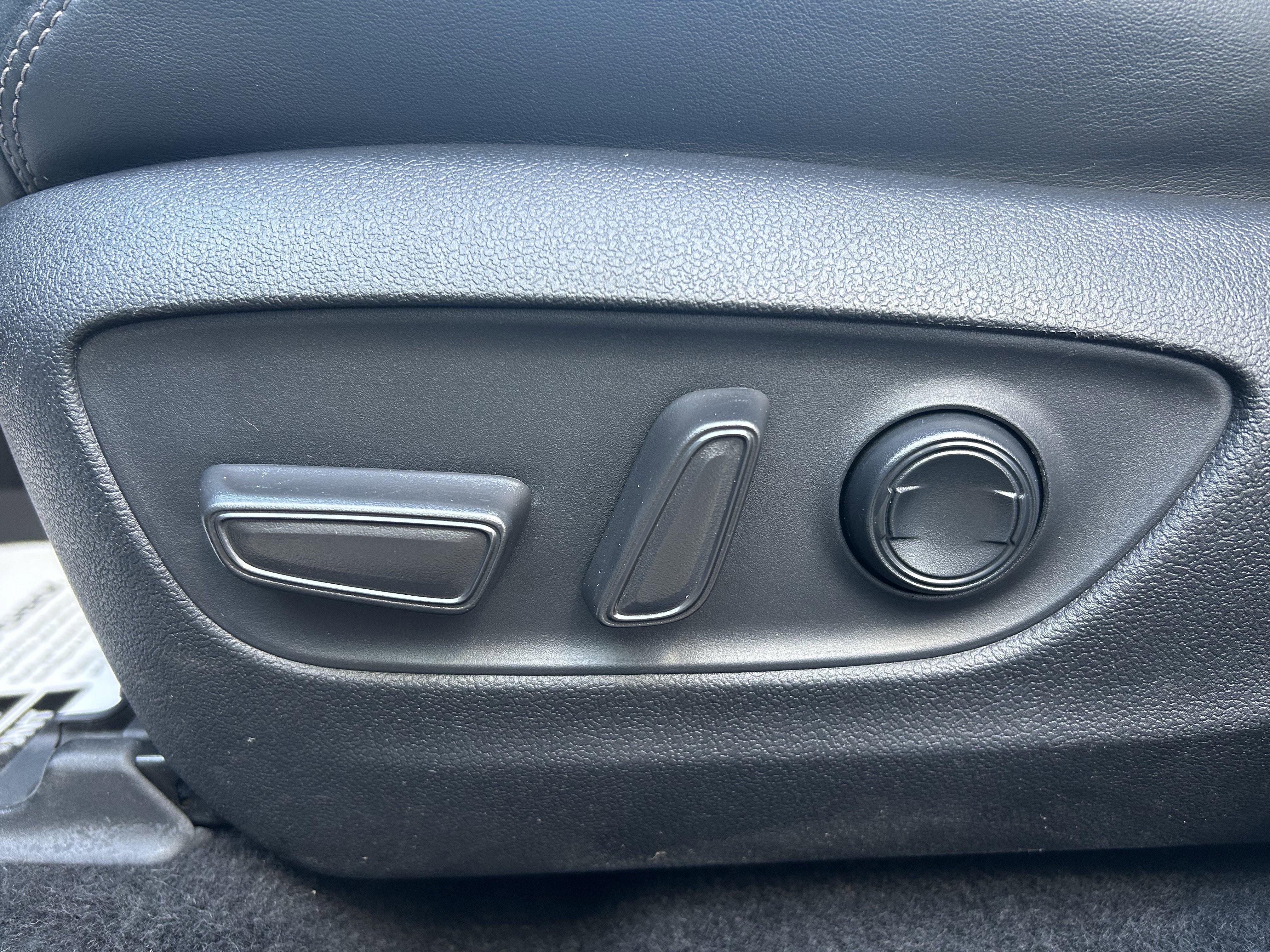 Used 2022 Toyota RAV4 XLE Premium image 14