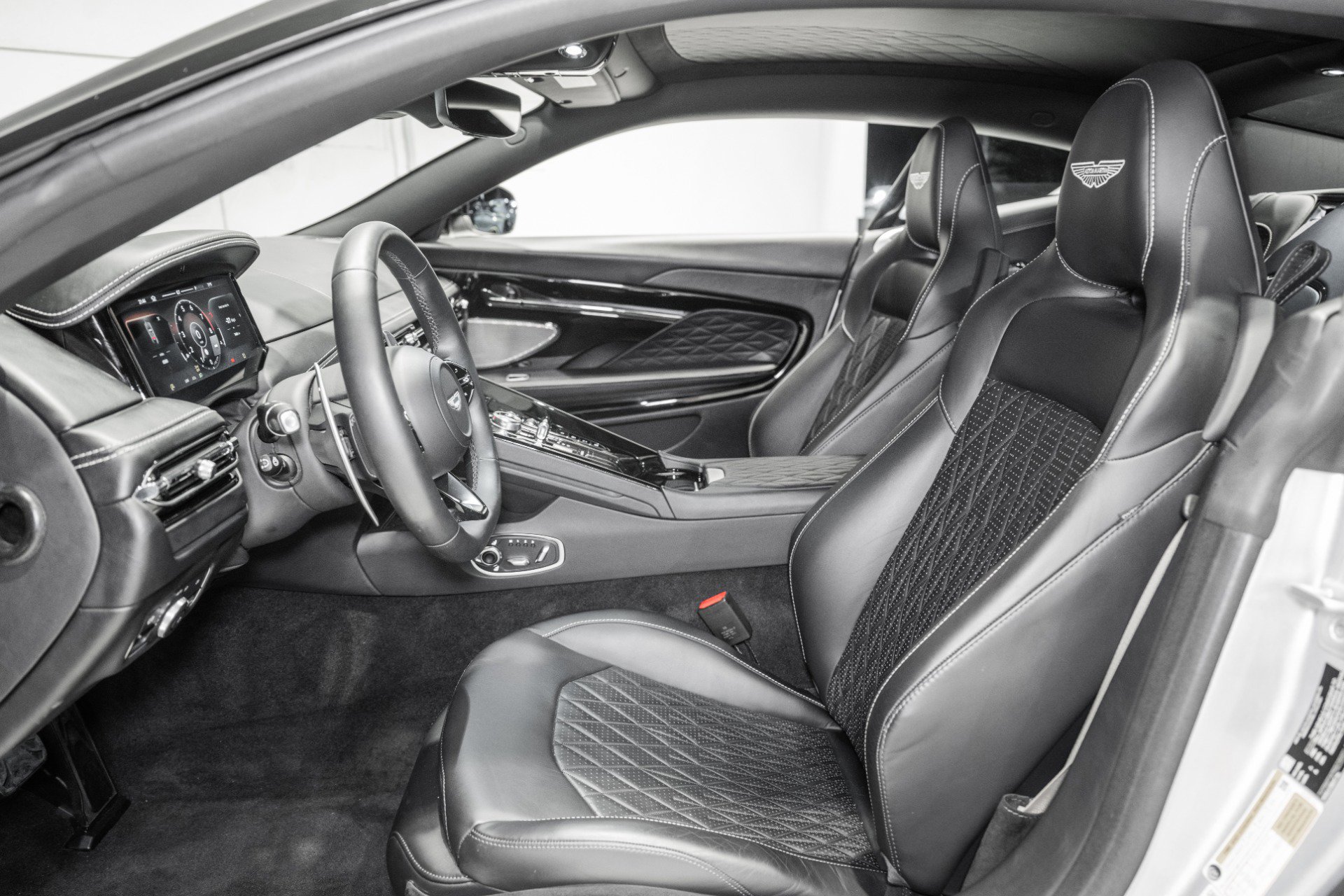 Used 2024 Aston Martin DB12 Coupe RWD image 13