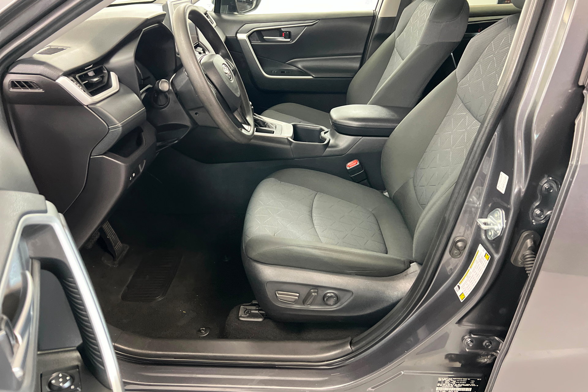 Used 2025 Toyota RAV4 XLE FWD image 18