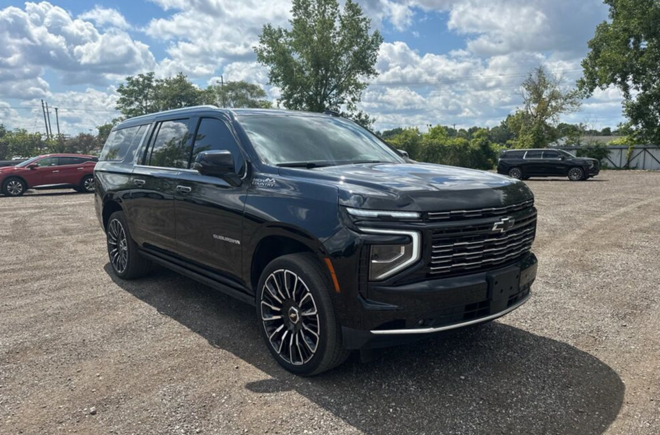 Used 2025 Chevrolet Suburban High Country AWD/4WD image 7