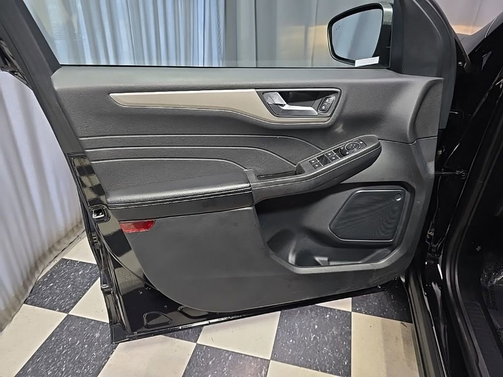 Used 2021 Ford Escape SE w/ SE Sport Appearance Package image 17