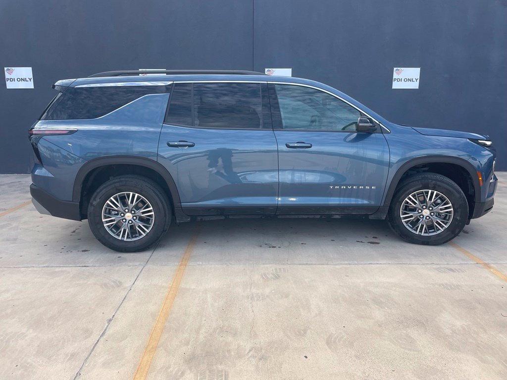Used 2025 Chevrolet Traverse LT w/ LPO, Floor Liner Package FWD image 2