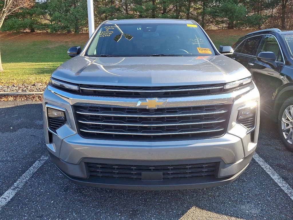 Used 2025 Chevrolet Traverse LT image 2