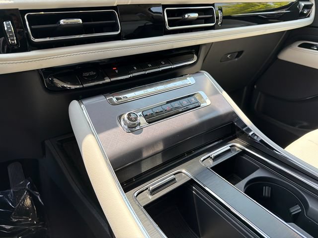 New 2026 Lincoln Aviator 2WD w/ Jet Appearance Package image 26