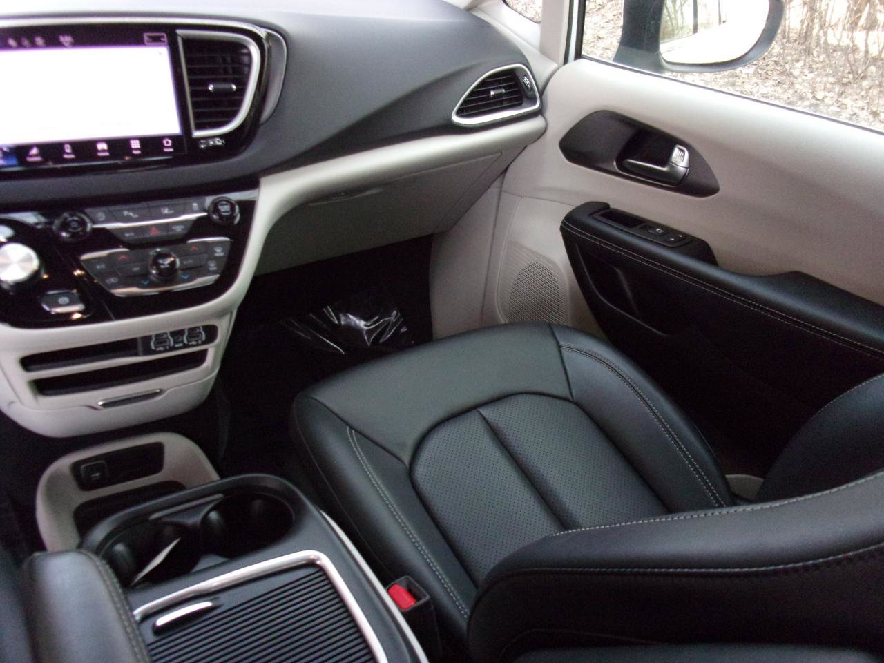 Used 2023 Chrysler Pacifica Touring-L image 13