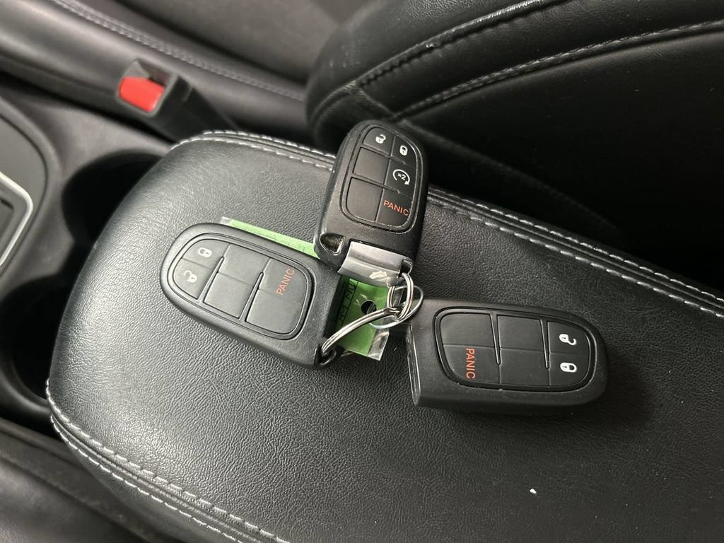 Used 2019 Jeep Cherokee Latitude Plus AWD/4WD image 12