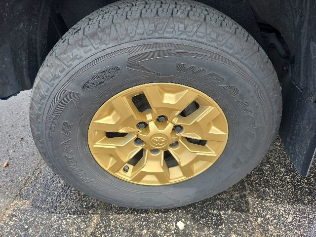 Used 2016 Toyota Tacoma TRD Off-Road w/ Premium & Technology Package AWD/4WD image 9