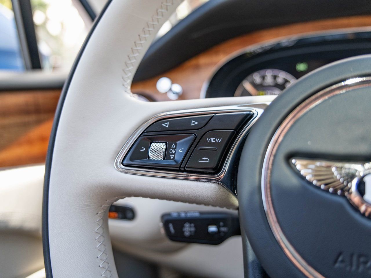 Used 2025 Bentley Bentayga Plug-In Hybrid image 8