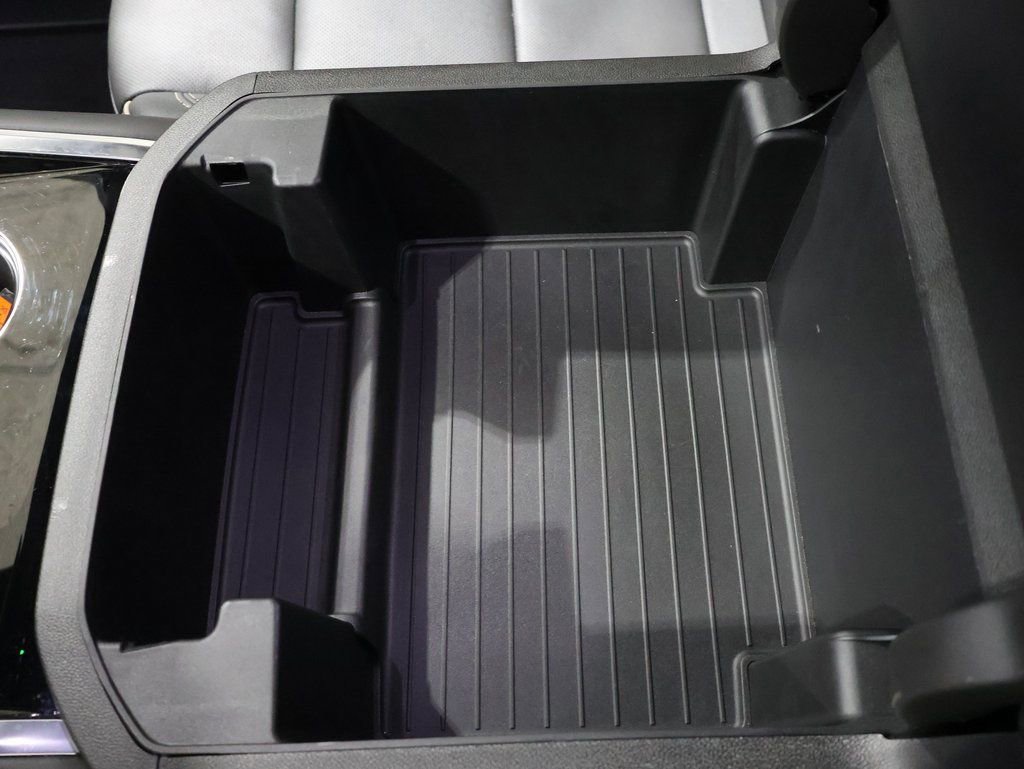 Used 2025 Chevrolet Suburban Premier image 32