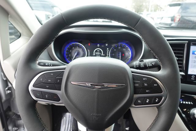 Used 2024 Chrysler Pacifica Touring-L image 12