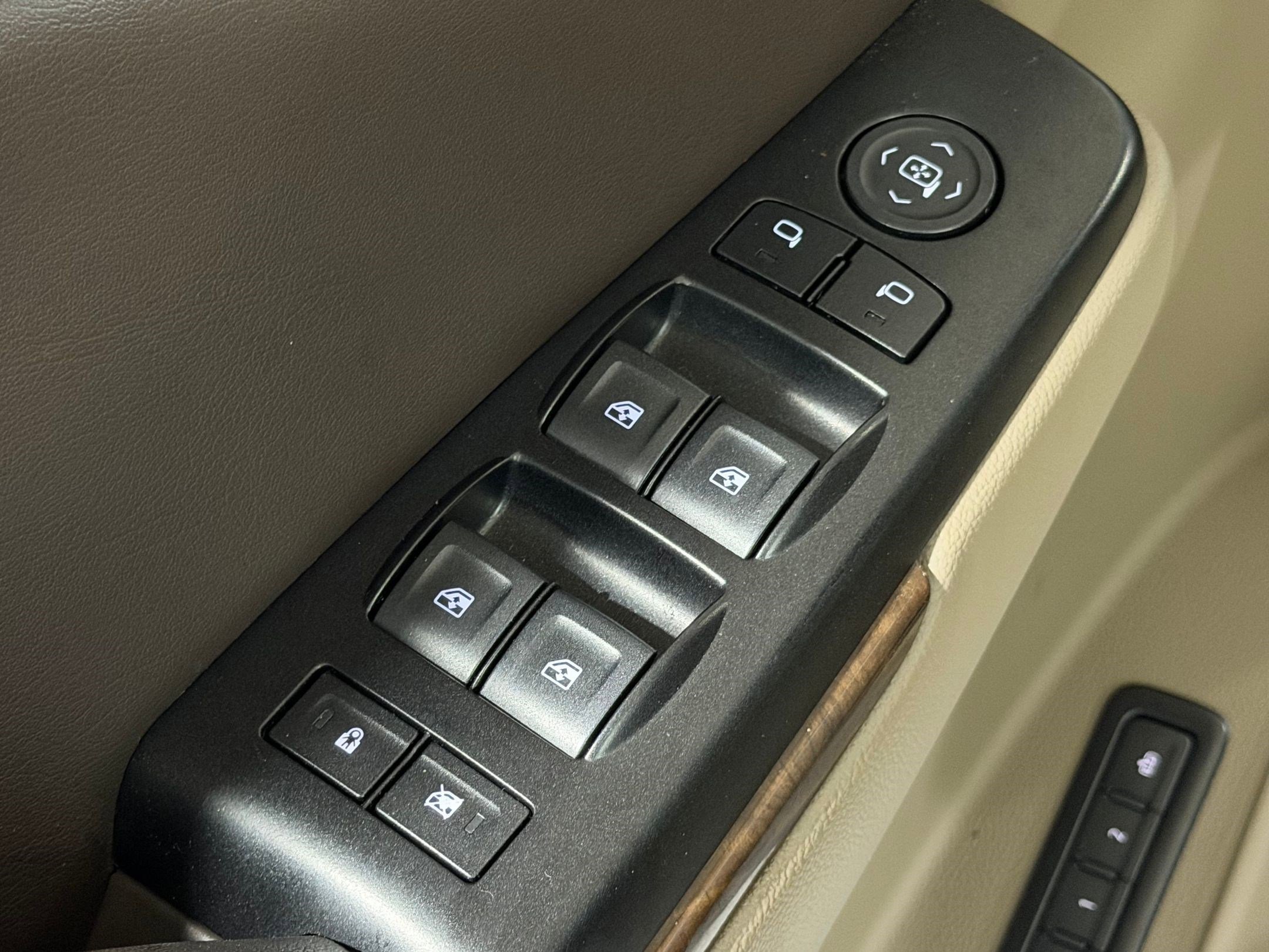 Used 2019 Chevrolet Suburban LT image 23