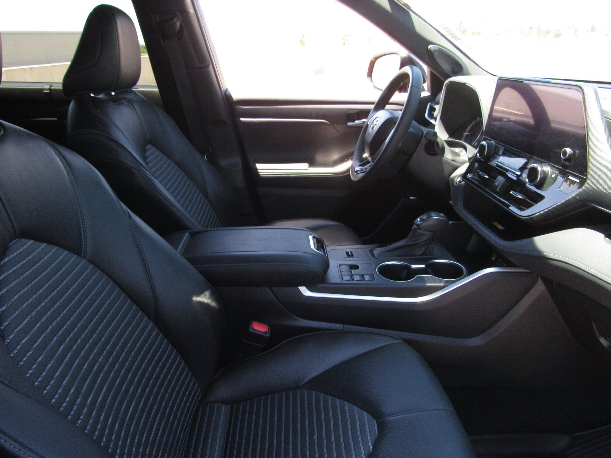 Used 2023 Toyota Highlander XSE FWD image 9