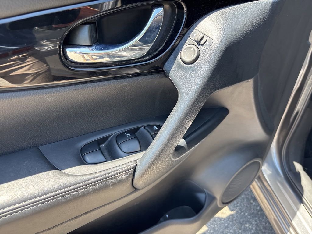 Used 2022 Nissan Rogue Sport SL AWD/4WD image 9