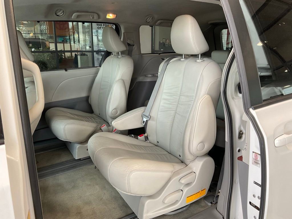 Used 2012 Toyota Sienna XLE image 21