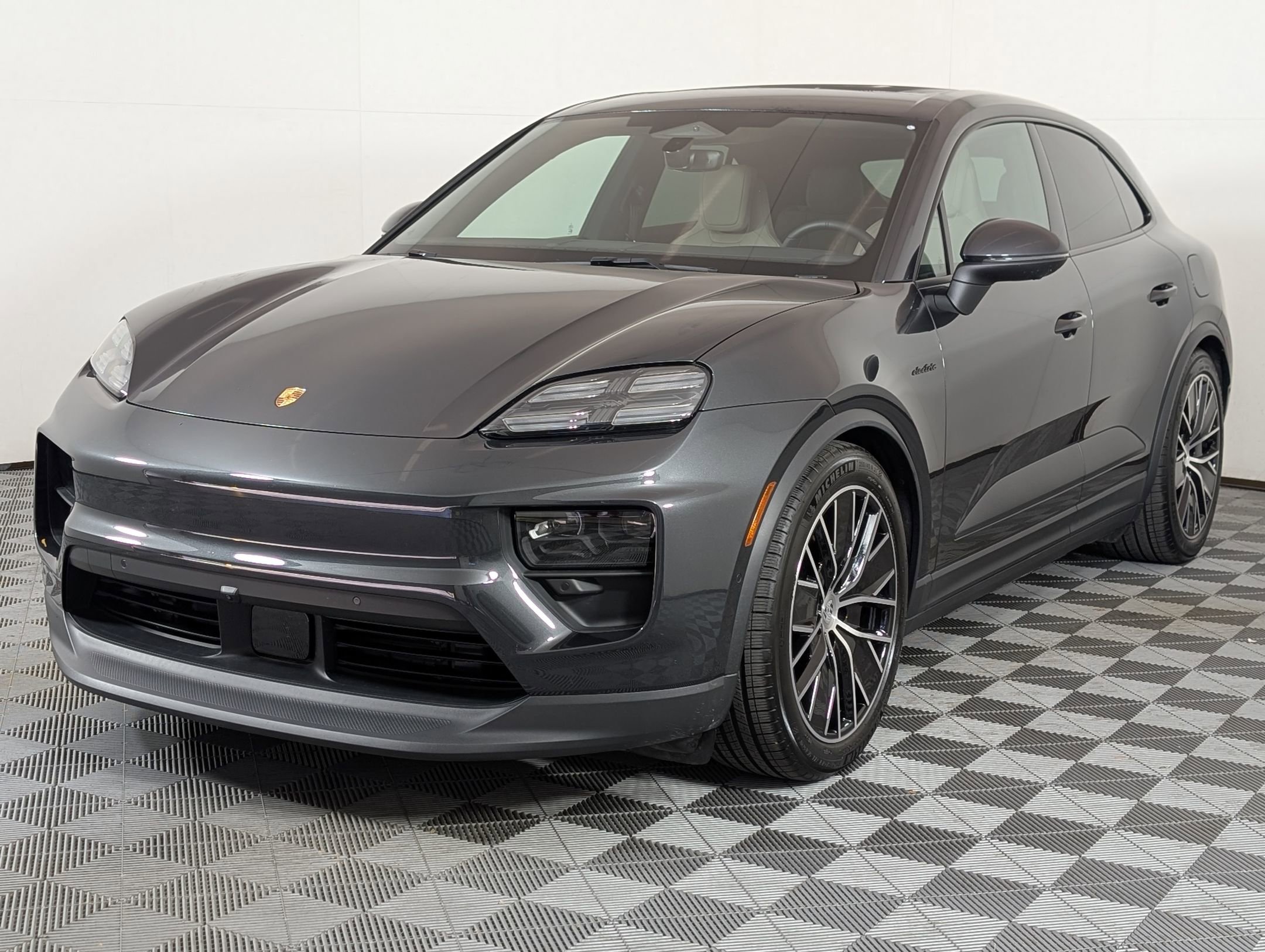 Certified 2025 Porsche Macan Electric RWD image 1