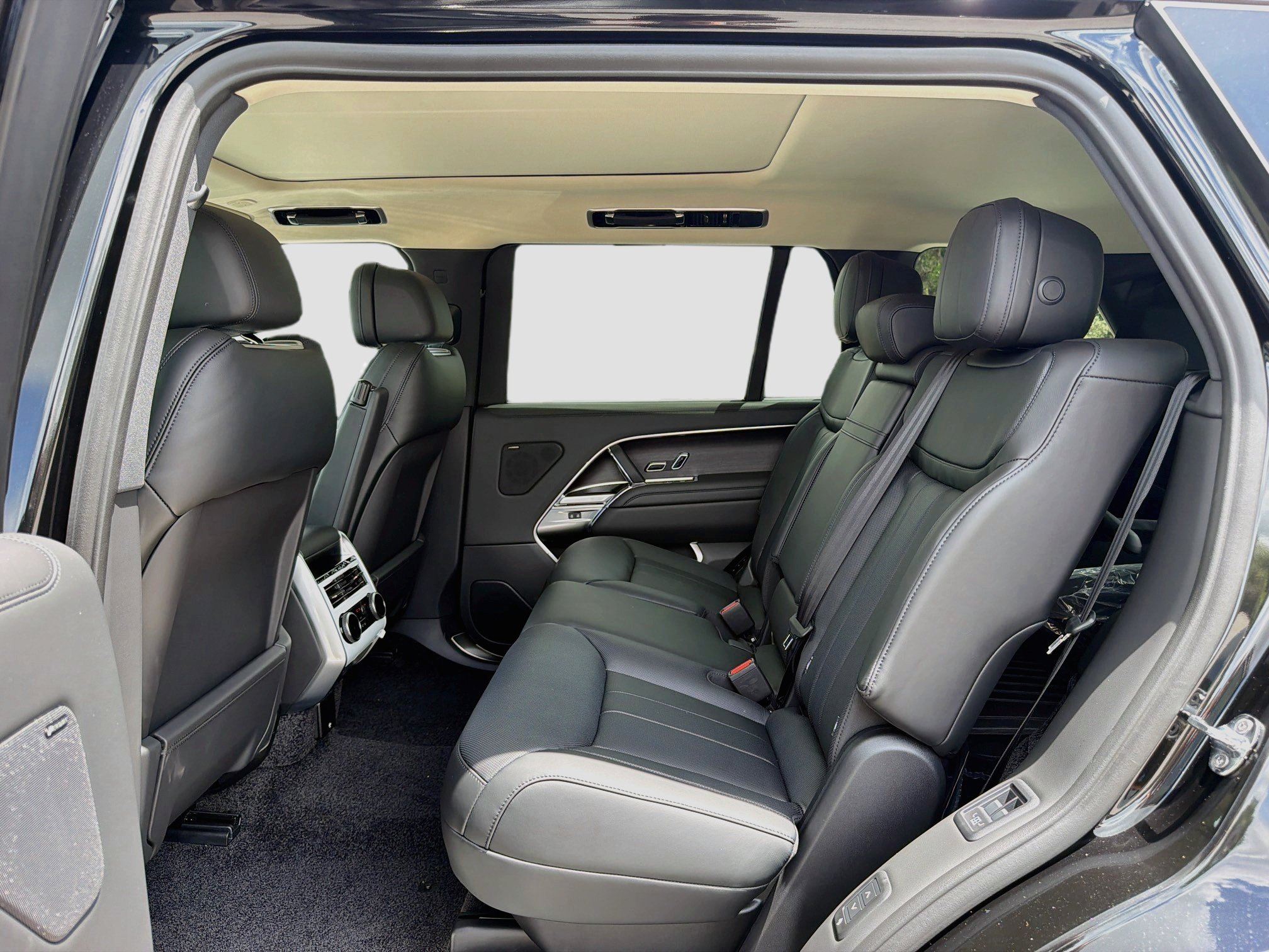 New 2026 Land Rover Range Rover Long Wheelbase SE AWD/4WD image 22