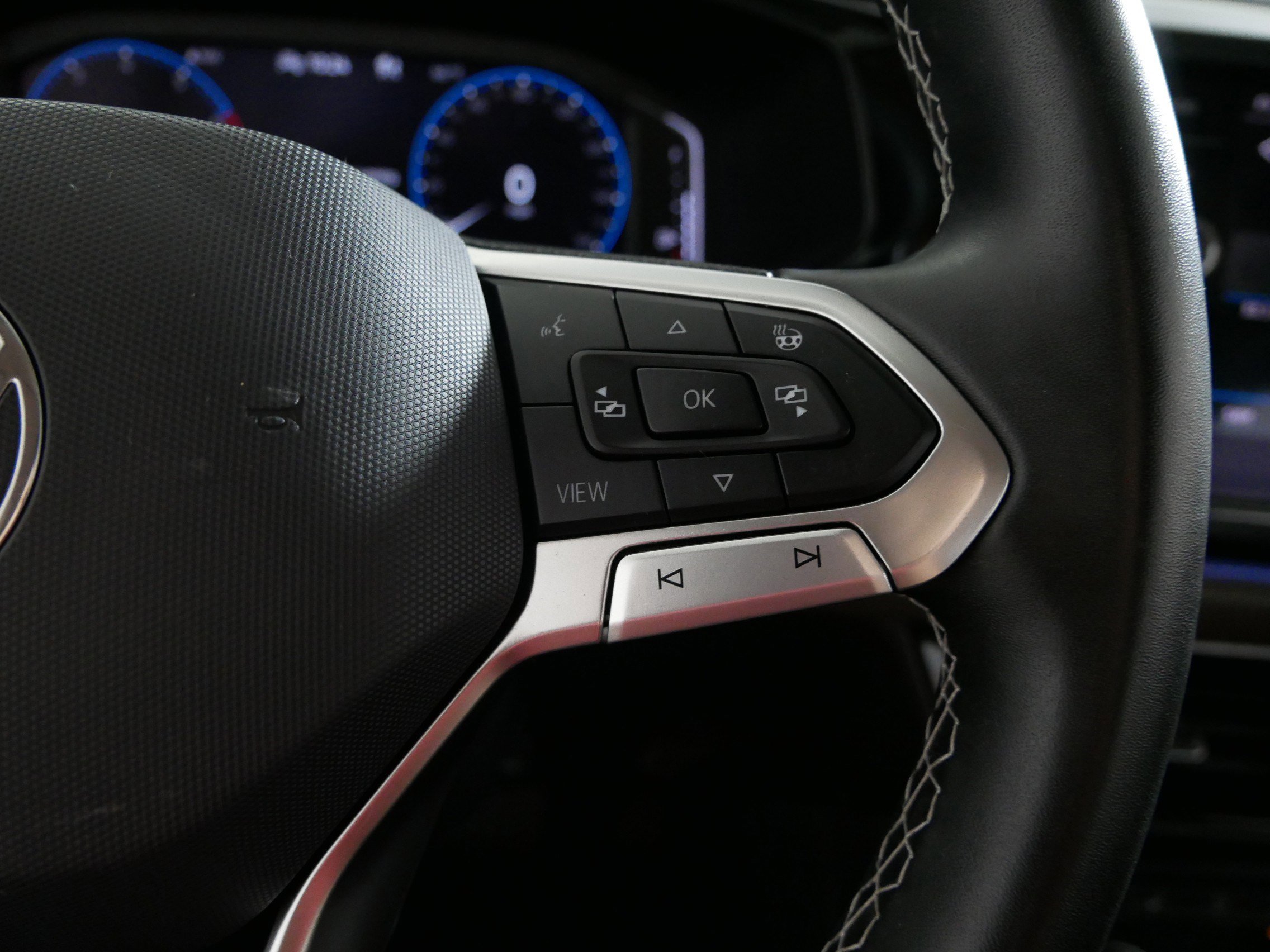 Certified 2022 Volkswagen Taos SEL w/ Panoramic Sunroof Package image 28