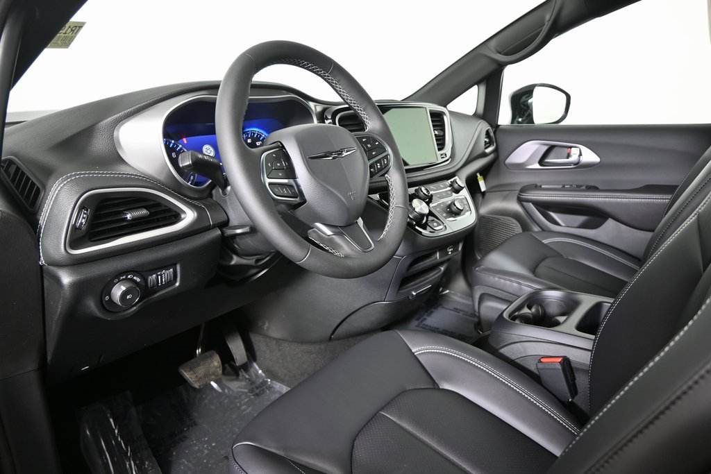 New 2026 Chrysler Pacifica Select image 24