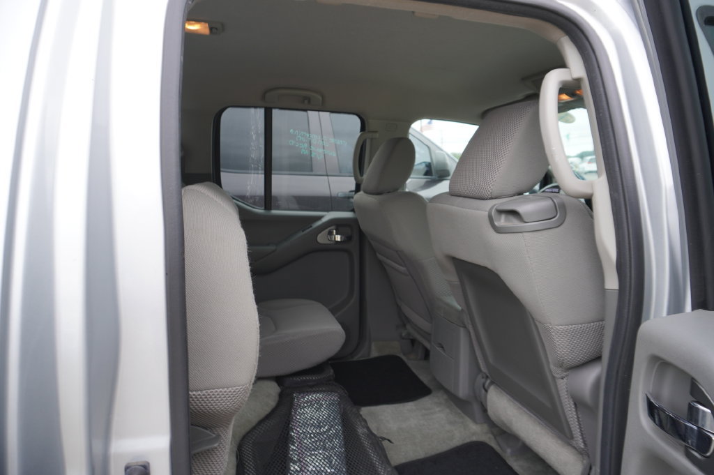 Used 2014 Nissan Frontier SV w/ SV Value Truck Package AWD/4WD image 7