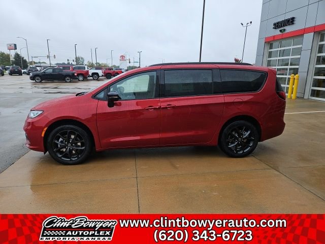 New 2026 Chrysler Pacifica Limited w/ S Appearance Package image 4