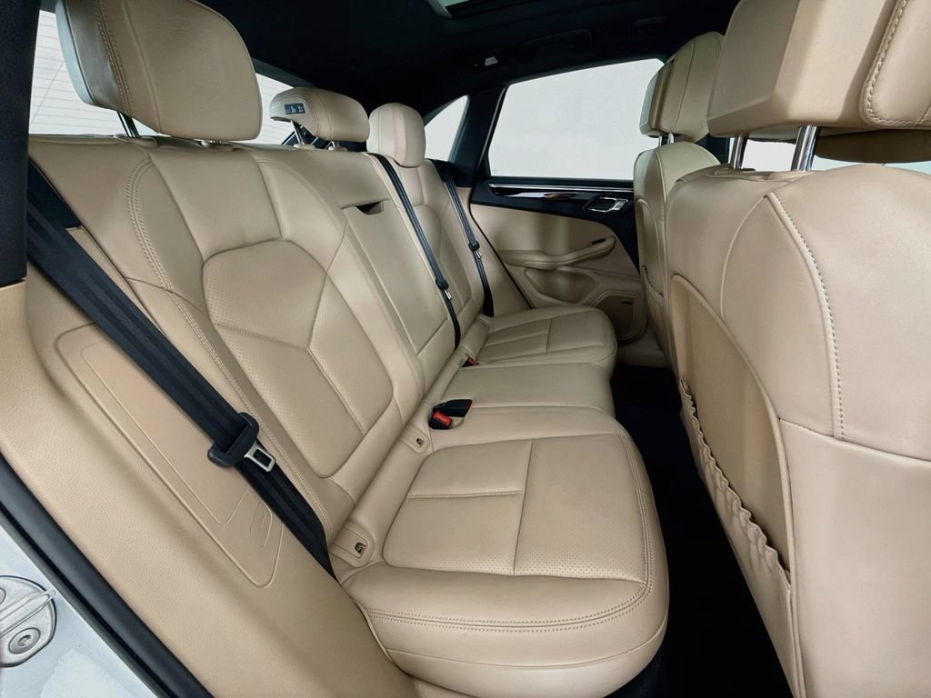 Certified 2025 Porsche Macan AWD/4WD image 29