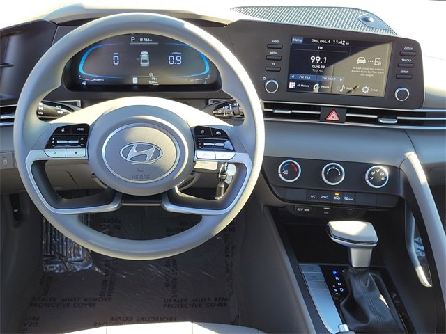 Used 2025 Hyundai Elantra SE image 4