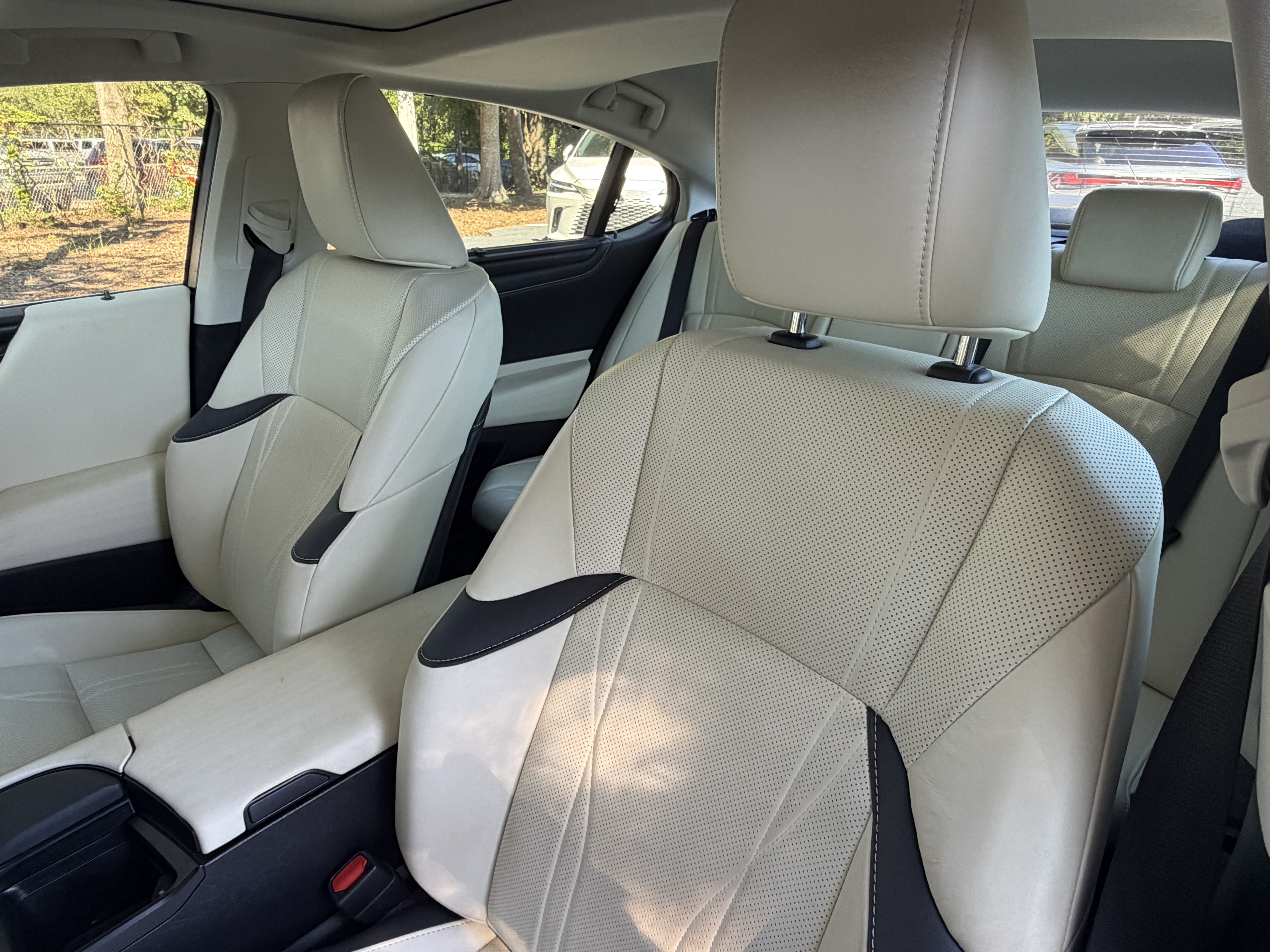Used 2022 Lexus ES 300h Ultra Luxury FWD image 18