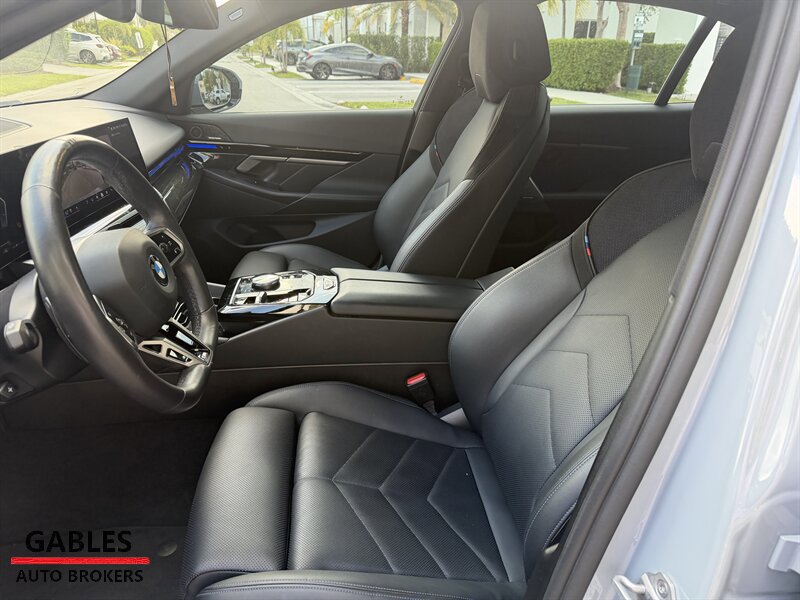 Used 2025 BMW 530i xDrive AWD/4WD image 8