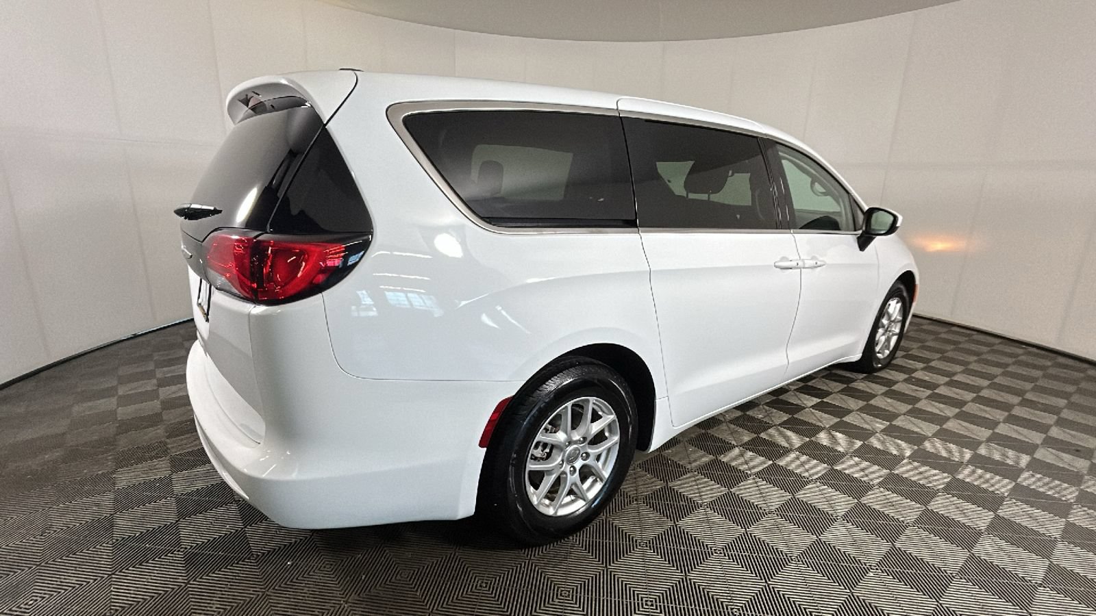 Used 2023 Chrysler Voyager LX FWD video 3