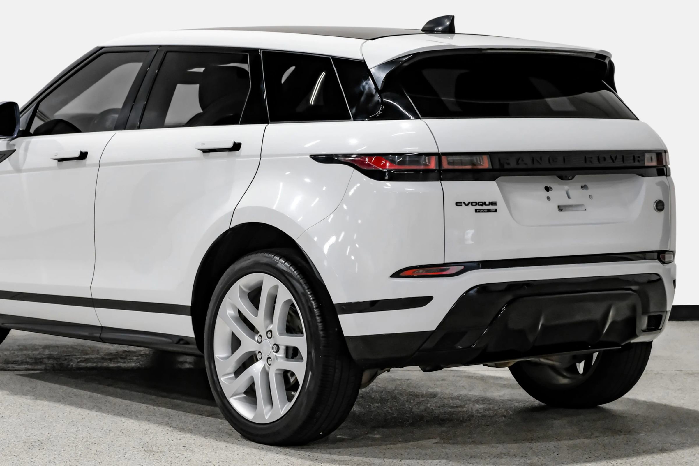 Used 2020 Land Rover Range Rover Evoque R-Dynamic SE image 19