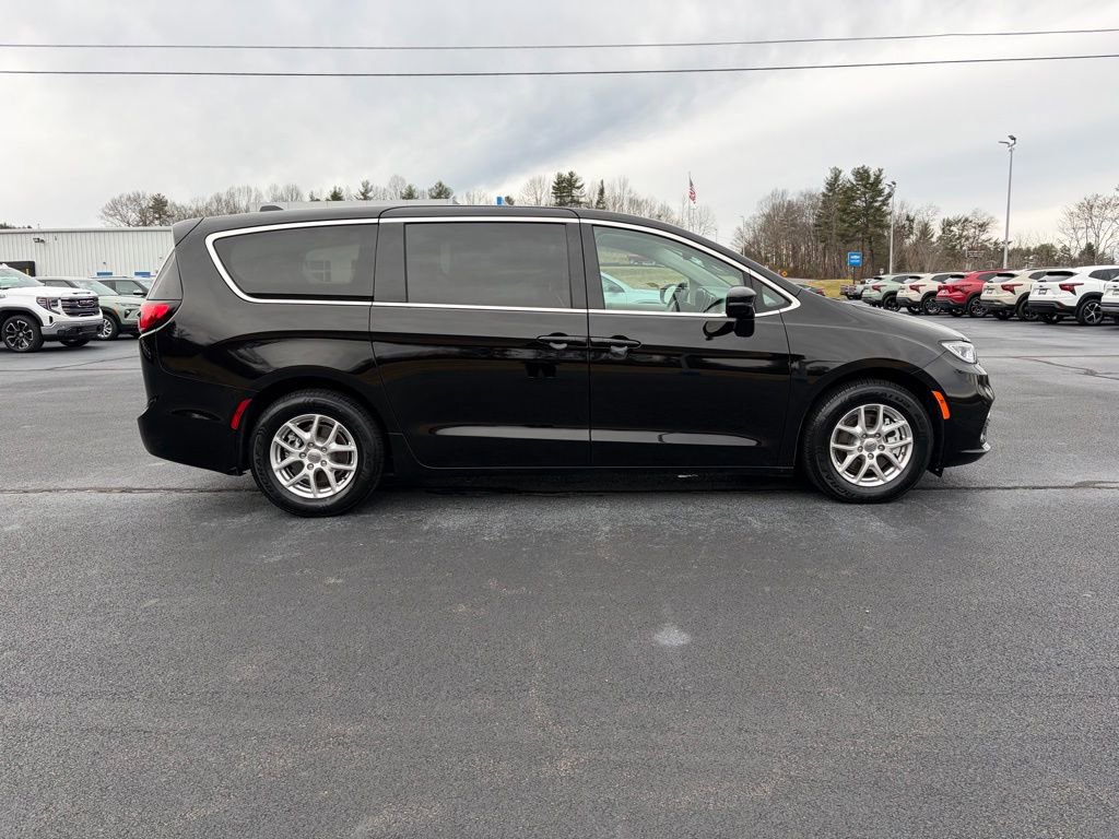 Used 2024 Chrysler Pacifica Touring-L image 8