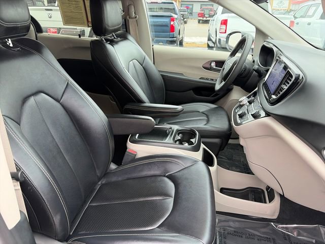 Used 2024 Chrysler Pacifica Touring-L FWD image 23