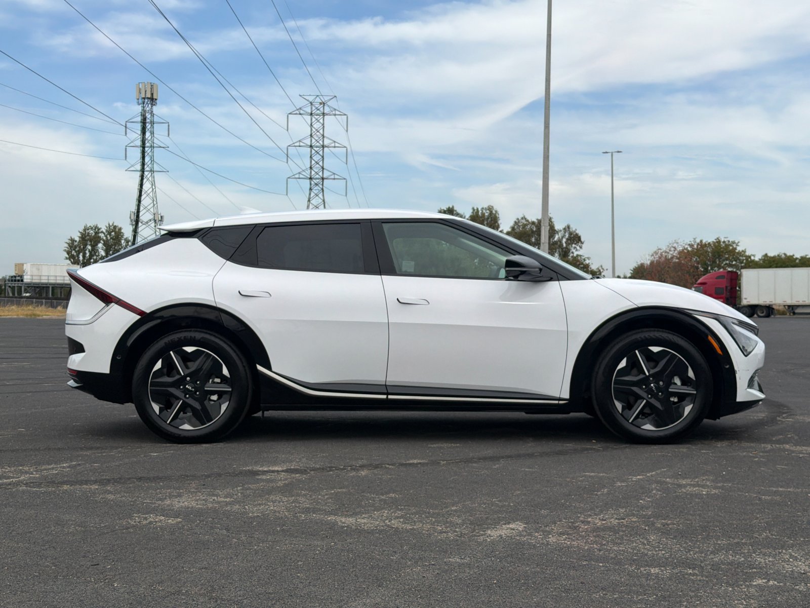 Used 2025 Kia EV6 Wind RWD image 3