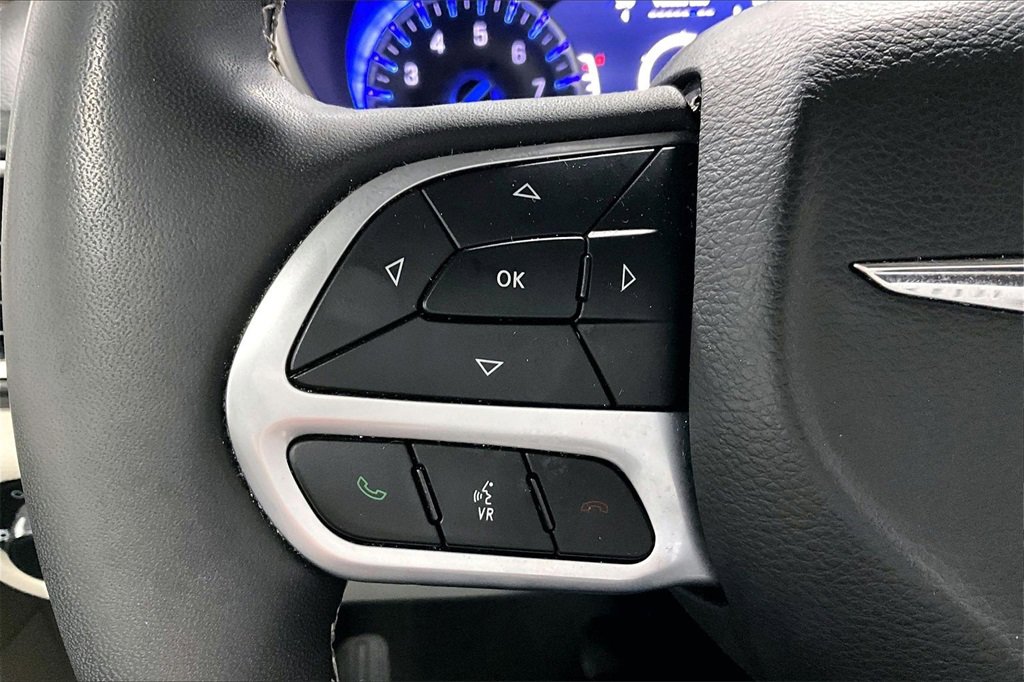 Used 2023 Chrysler Pacifica Touring-L image 12