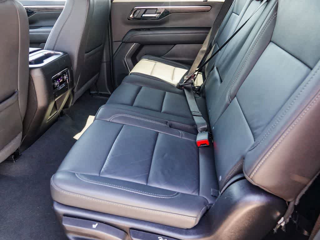 Used 2025 Chevrolet Suburban Z71 AWD/4WD image 17