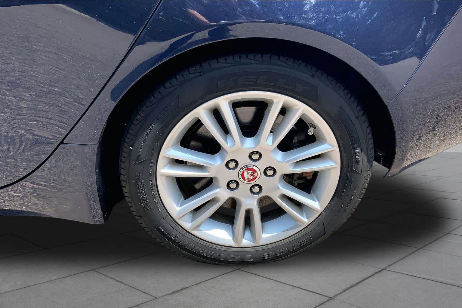 Used 2019 Jaguar XE Premium AWD/4WD image 10