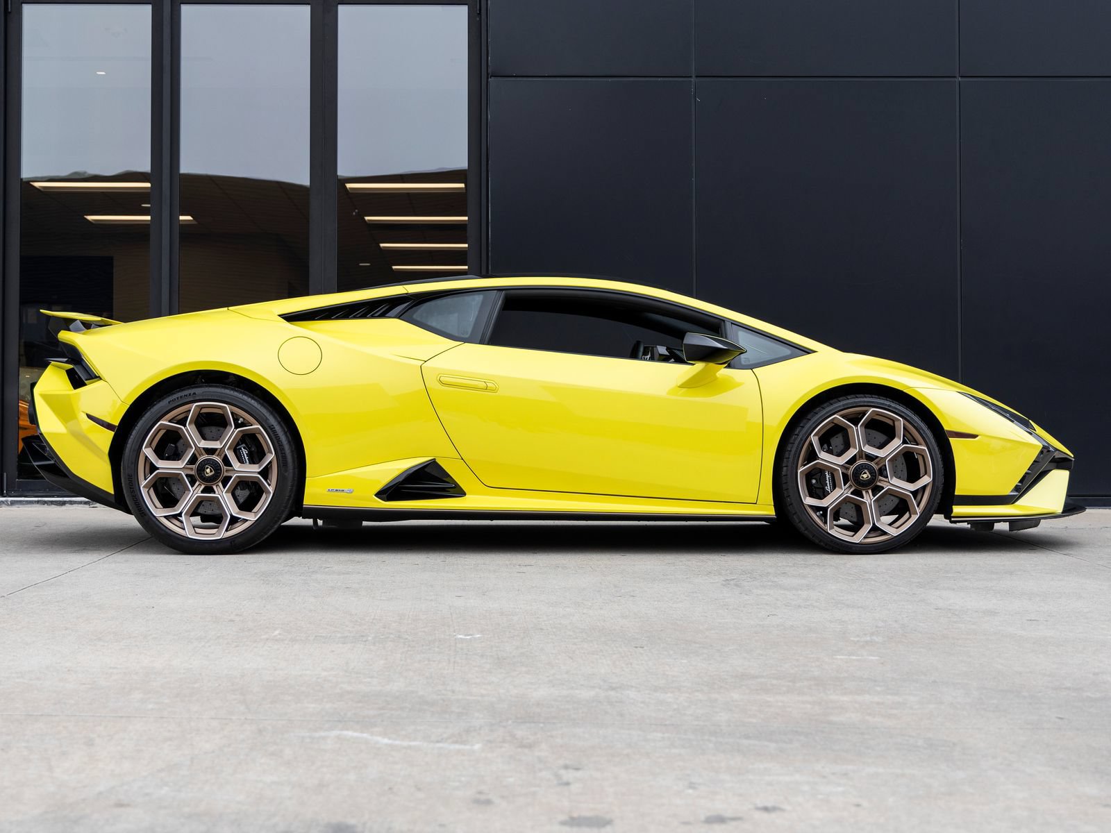 Used 2023 Lamborghini Huracan Tecnica RWD image 10