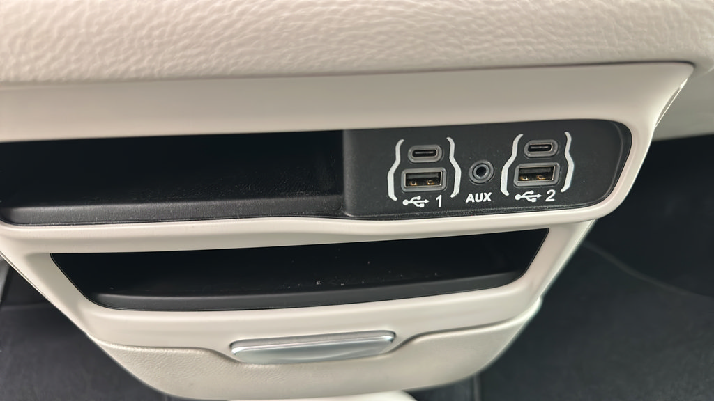 Used 2023 Chrysler Pacifica Touring-L AWD/4WD image 23