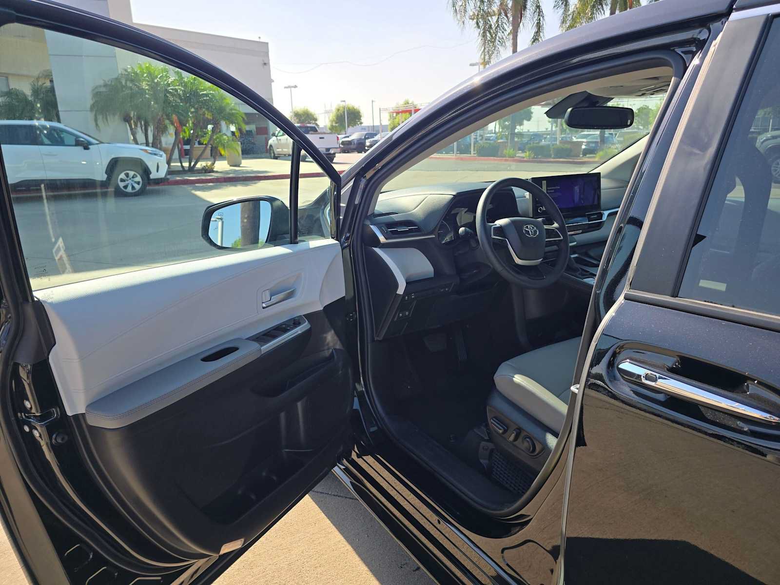 Used 2026 Toyota Sienna XLE FWD image 21