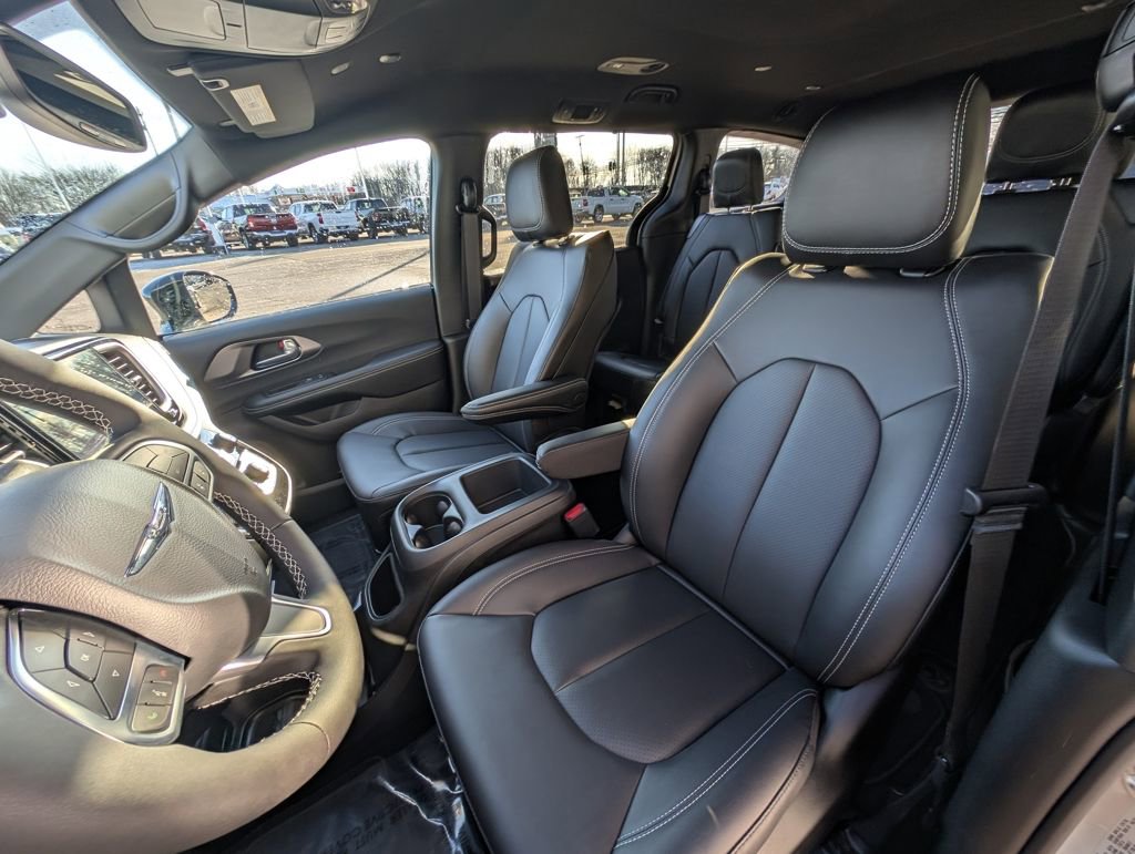 New 2026 Chrysler Pacifica Select image 13