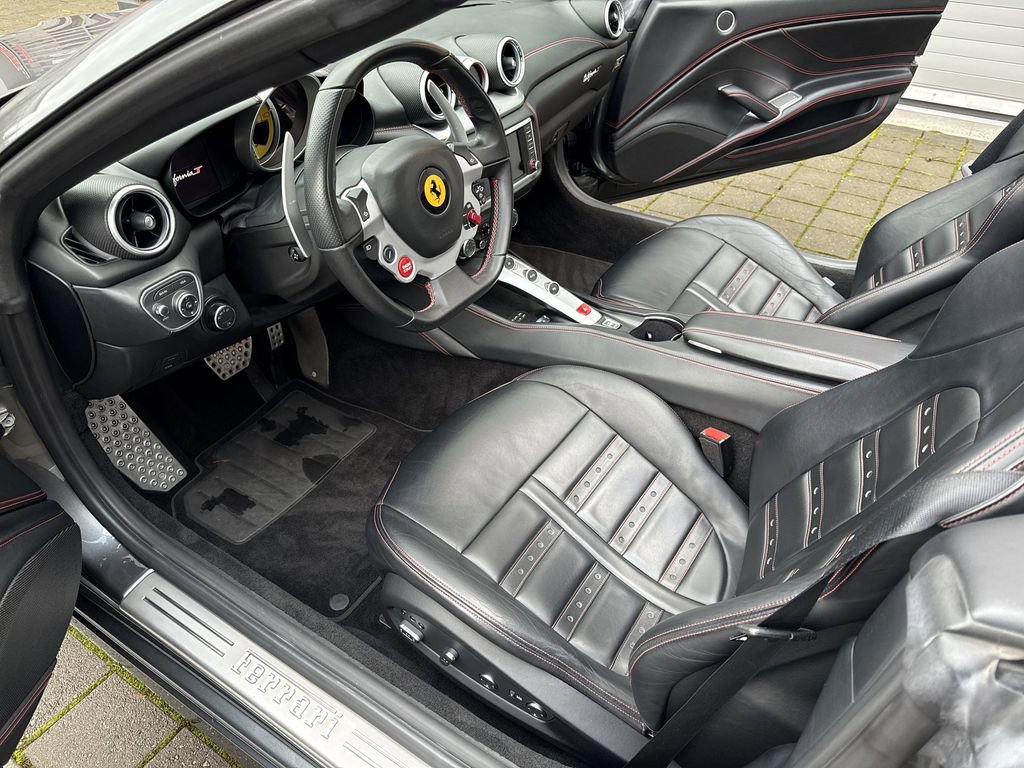 Used 2015 Ferrari California T image 28